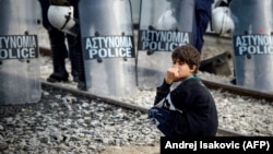 Мальчик-беженец на границе Греции и Македонии. 2016 год 