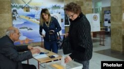 Armenia - A woman votes in a polling station in Yerevan, 6Dec2015.
