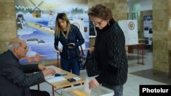 Armenia - A woman votes in a polling station in Yerevan, 6Dec2015.