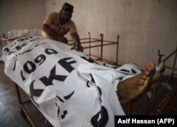 Тело убитого в августе 2017 года транссексуала - в морге в Карачи