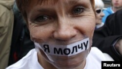 Moskwada 31-nji maýda geçirilen demonstrasiýa gatnaşan aktiwistlerden biri söz we ýygnak azatlygyna girizilýän çäklendirmelere protest bildirýär. Moskwa, 31-nji maý, 2012.