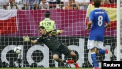 Испандық қақпашы Икер Касильястың командасын голдан құтқарып қалған сәті. Испания-Италия кездесуі. Польша, Гданьск, 10 маусым 2012 жыл.