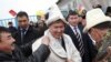 Дамир Мусакеев экс-президент Алмазбек Атамбаевдин артында. 27-октябрь, 2011-жыл. 