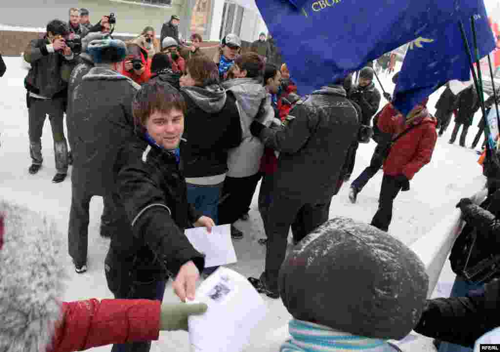 Спустя 20 минут после начала акции протеста в ряды пикетчиков пытались вклиниться члены прокремлевского движения «Молодая гвардия», но милиция быстро среагировала на непрошенных гостей...