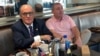 Trump-ın şəxsi vəkili Rudy Giuliani Vaşiqntonda "keçmiş sovet vətəndaşı" Lev Parnasla kofe içir. 20 sentyabr, 2019-cu il 