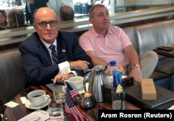 Avocatul lui Trump Rudy Giuliani cu Lev Parnas la Trump International Hotel in Washington, 20 sept., 2019