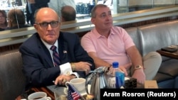 Trump-ın şəxsi vəkili Rudy Giuliani Vaşiqntonda "keçmiş sovet vətəndaşı" Lev Parnasla kofe içir. 20 sentyabr, 2019-cu il 