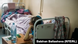 Пациентка алматинского хосписа в палате. 23 ноября 2015 года.