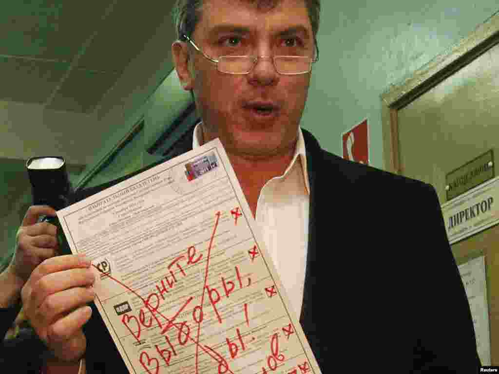 M&uuml;xalifət liderlərindən biri olan Boris Nemtsov &quot;Se&ccedil;kiləri &ouml;z&uuml;m&uuml;zə qaytarın&quot; yazdığı b&uuml;ll&uuml;tenini n&uuml;mayiş etdirir.
