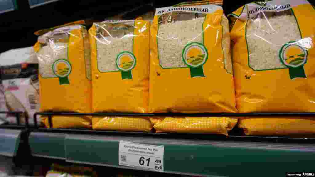 Полки одного из супермаркетов в Симферополе еще утром были заставлены гречкой. Однако, по словам продавцов магазина, ее разобрали очень быстро.&nbsp;Пустующее место заполнили упаковками риса