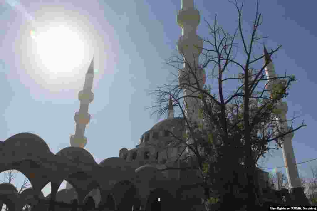 Мечеть состоит из четырех башень, высота каждой башни составляет 65 метров 