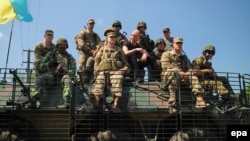 Premierul ucrainean Arseni Iațeniuk împreună cu soldați ucraineni și americani la exercițiile de la poligonul Yavoriv, în apropiere de Lvov, iunie 2015