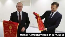 Владимир Путин и Эммануэль Макрон во время посещения фехтовального турнира в Петербурге, май 2018 года