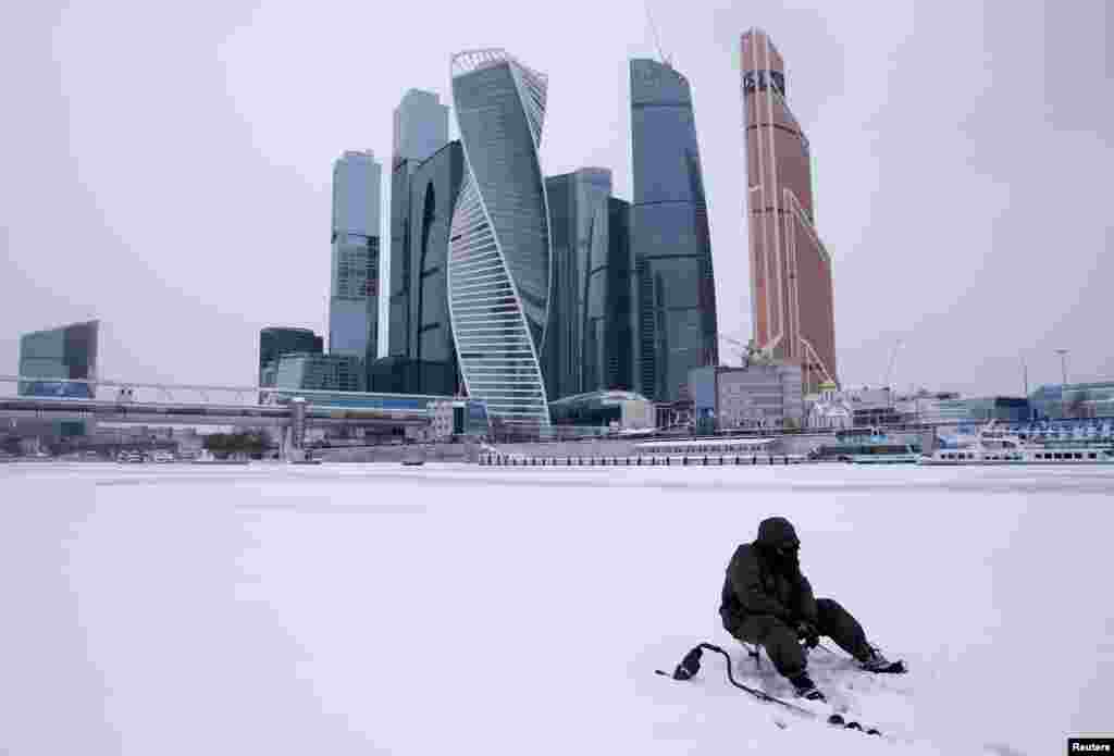 Подледный лов на Москве-реке