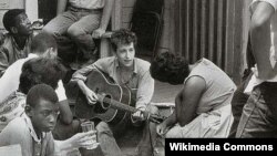 Боб Дилан с группой студентов, членов ''Nonviolent Coordinating Committee'', 1963