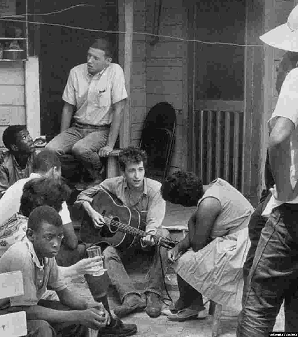 Bob Dylan şi "Comitetul Studentesc de Coordonare a Nonviolenţei", Greenwood, Mississippi, 1963