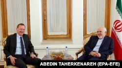 Mohammad Javad Zarif (sağda) Fransanın elçisi Emmanuel Bonne (solda) ilə görüşür, Tehran, 10 iyul, 2019-cu il