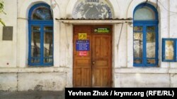 В доме 2-а на Назукина квартирует общество рыбаков-любителей и руководство «Причала №3»