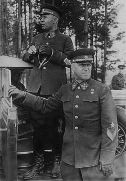 Нарком обороны СССР маршал Тимошенко и командующий войсками Киевского особого военного округа генерал армии Жуков на учениях, 1940 год
