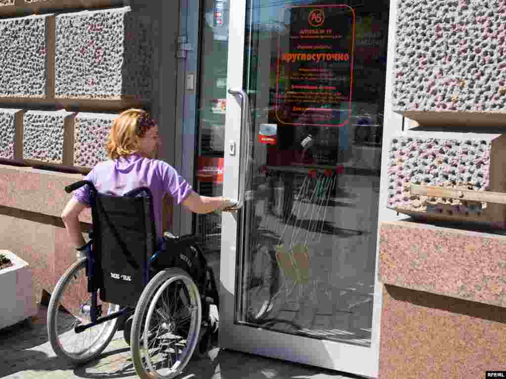 Даже в аптеку инвалиду-колясочнику без посторонней помощи не войти