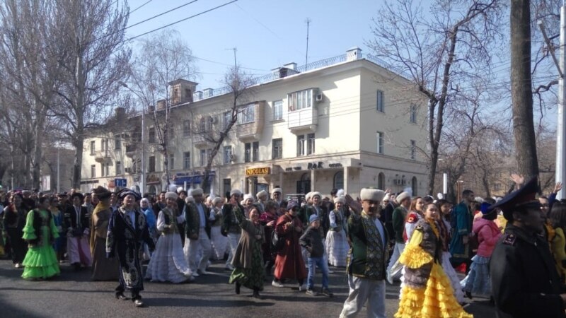В Алматы на Наурыз провели массовое шествие
