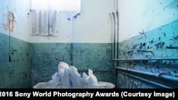 Таяние льда зимой в заброшенном доме на севере Италии. Фото заняло 3-е место на международном конкурсе Sony World Photography Awards 