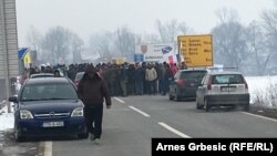Воени ветерани го блокираат патот во Добој 