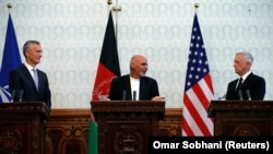 ABŞ-nyň goranmak sekretary Jim Mattis (s), Owganystanyň prezidenti Aşraf Ghani (ortada), NATO-nyň baş sekretary Jens Stoltenberg (ç), Kabul, 27-nji sentýabr, 2017.