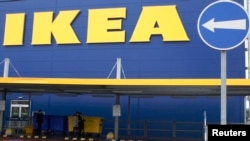 "IKEA" dükanynyň daşy.