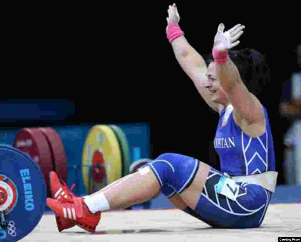 Светлана Подобедова выиграла золото Лондона в соревнованиях по тяжелой атлетике. 3 августа 2012 года. Фото с официального сайта Олимпийских игр в Лондоне.