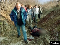 William Walker (left), the then-head of the OSCE's Kosovo Verification Mission, is seen visiting the site of the Racak massacre in January 1999.