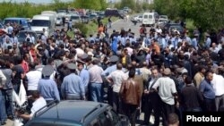 Armenia - Farmers in Armavir province block a major highway to demand government compensation for their crops destroyed by hail, 20May2013.