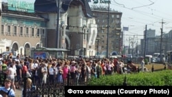 Поднявшись со станции Комсомольская площадь, сотни людей толпятся на остановках