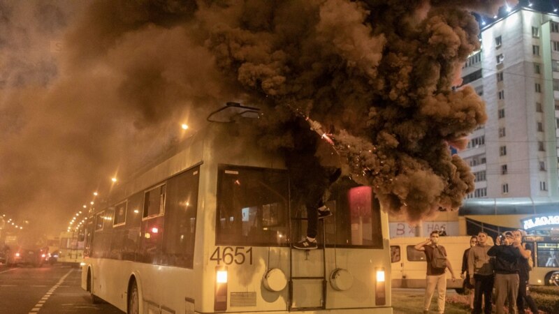 Mijëra persona të ndaluar në natën e tretë të protestave në Bjellorusi