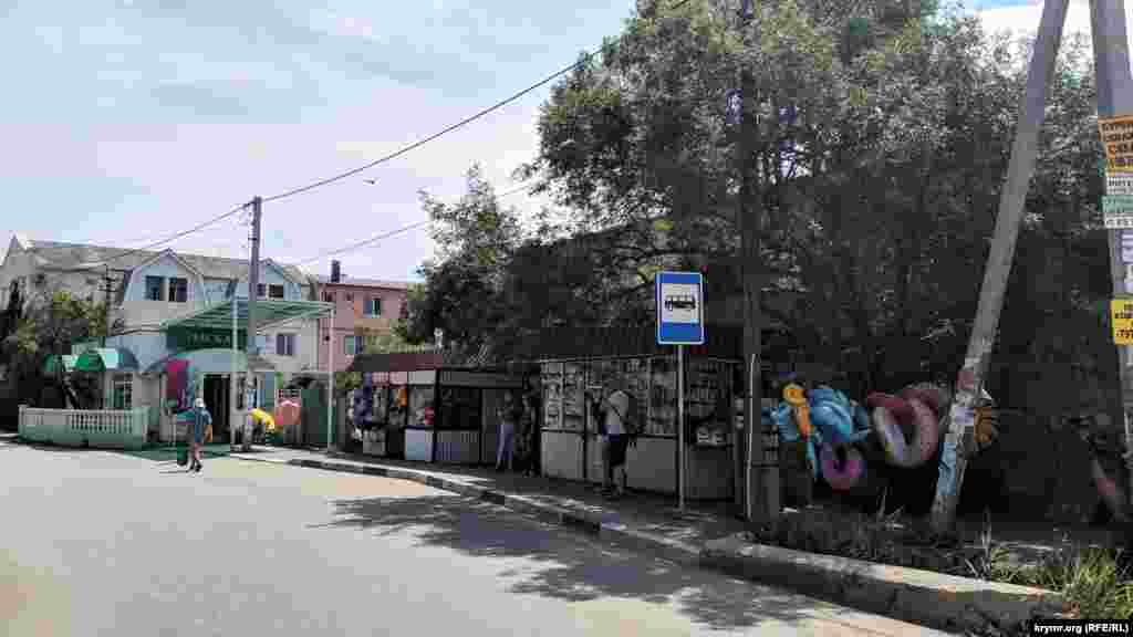 Рядом с военным городком &ndash; остановка автобуса, магазины и ларьки