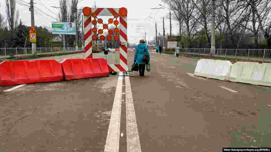 Реконструкція мосту на вулиці Гагаріна в Сімферополі. Її обіцяли закінчити ще до середини грудня 2019 року, але так і не завершили. На кілька місяців з автомобільного міст перетворився на пішохідний. Він веде прямо до залізничного вокзалу. Тепер же дістатися туди стало непросто. Як виглядає міст Гагаріна зараз, дивіться у фотогалереї​