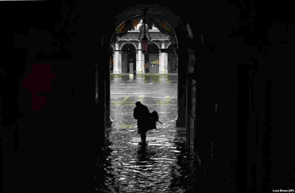 Poplave u italjanskom gradu, poznatom po kanalima, dostigle su drugi najviši nivo u istoriji, nakon katastrofalnih poplava 1966. godine.