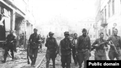 Совместный патруль солдат РККА и Армии Крайовой на улицах Вильнюса. 13 июля 1944 года