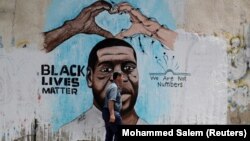 فلایډ پر هغه مهال وژل شوی و چې د ښار یو پخواني پولیس افسر ډیریک شاون یې غاړه تر خپل زنګون لاندې راوستې وه او هغه د ساه اخیستو کوښښ کاوه.