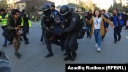 د اذربایجان پولیس د مظاهرهکونکو د نیولو په حال کې.