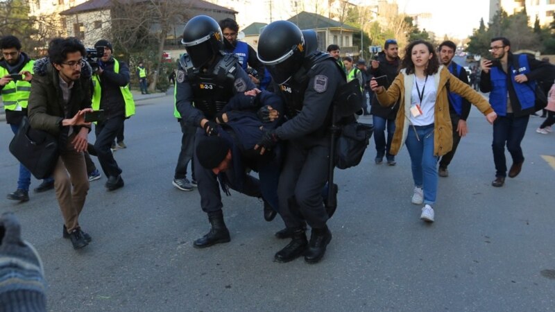 د اذربایجان پولیسو له ۱۰۰ زیات فعالان نیولي