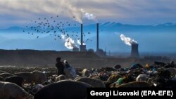 Električna energija u Severnoj Makedoniji uglavnom se proizvodi iz uglja i prirodnog gasa, a ove godine i iz mazuta (na fotografiji divlja deponija nedaleko od REK Bitola)