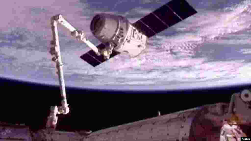 The SpaceX "Dragon" commercial cargo craft is moved into position for docking with the International Space Station on May 25. (Reuters)
