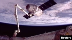 Корабель Dragon розташований на механічній руці МКС, травень 2012 року