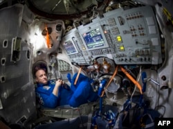 НАСА космонавты Скотт Келли Ресейдің ғарышкерлер дайындайтын орталығында жаттығу жасап жатыр. (Көрнекі сурет)