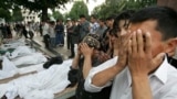Uzbekistan – Andijon – People pray in front of the bodies of victims of the government crackdown in Andijon, 14May2005