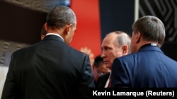 U.S. President Barack Obama (left) talks with Russian President Vladimir Putin at the APEC summit in Lima, Peru, on November 20.