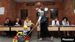 Armenia -- A voter at a polling station in Yerevan, 5May2013