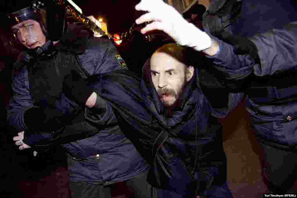 Law enforcement officers arrest antigovernment rally participants on Moscow&#39;s Triumph Square on December 6.