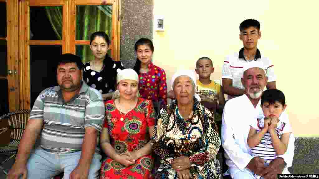 Семья Бектурсуна и Манат Зариповых с сыном, со снохой и с внуками. Одна их дочь вышла замуж в Казахстан, остальные дети живут в Узбекистане. &nbsp;